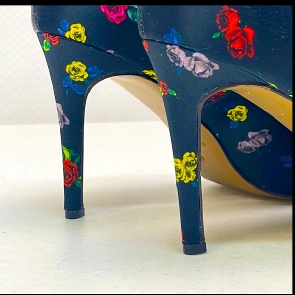Betsey Johnson Black with Multi Color Flower Pumps - Picture 6 of 12